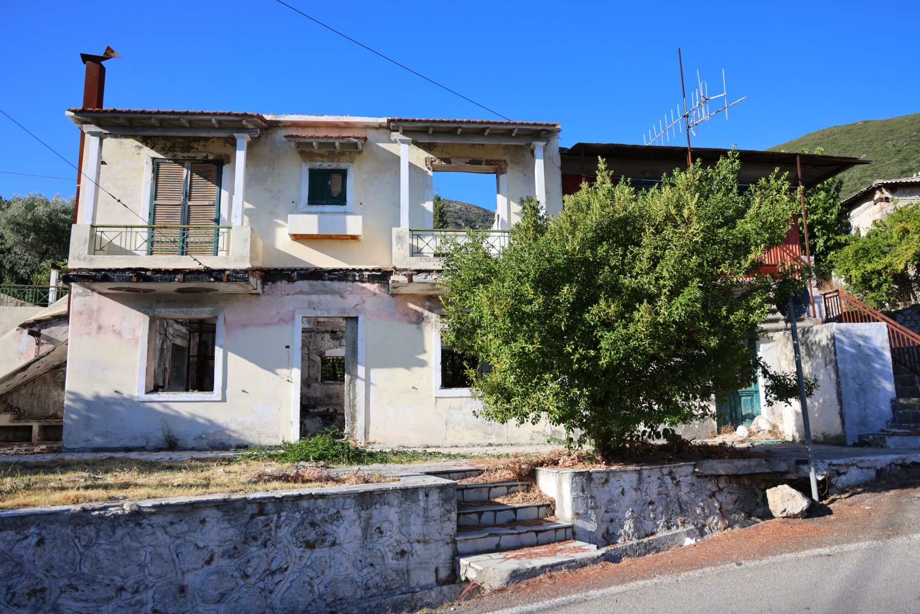 Syvros - Ruined house
