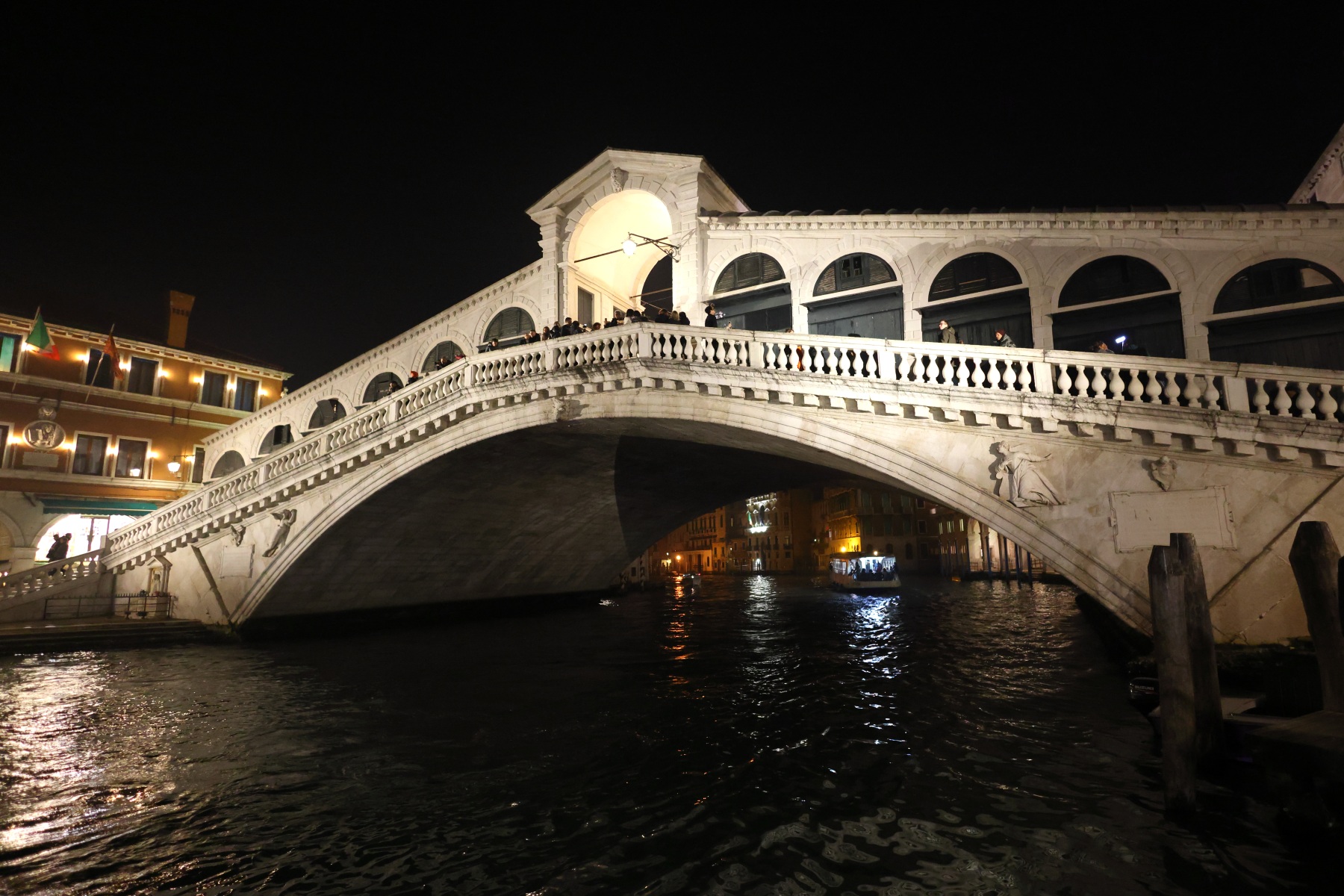 Ponte di Rialto by night