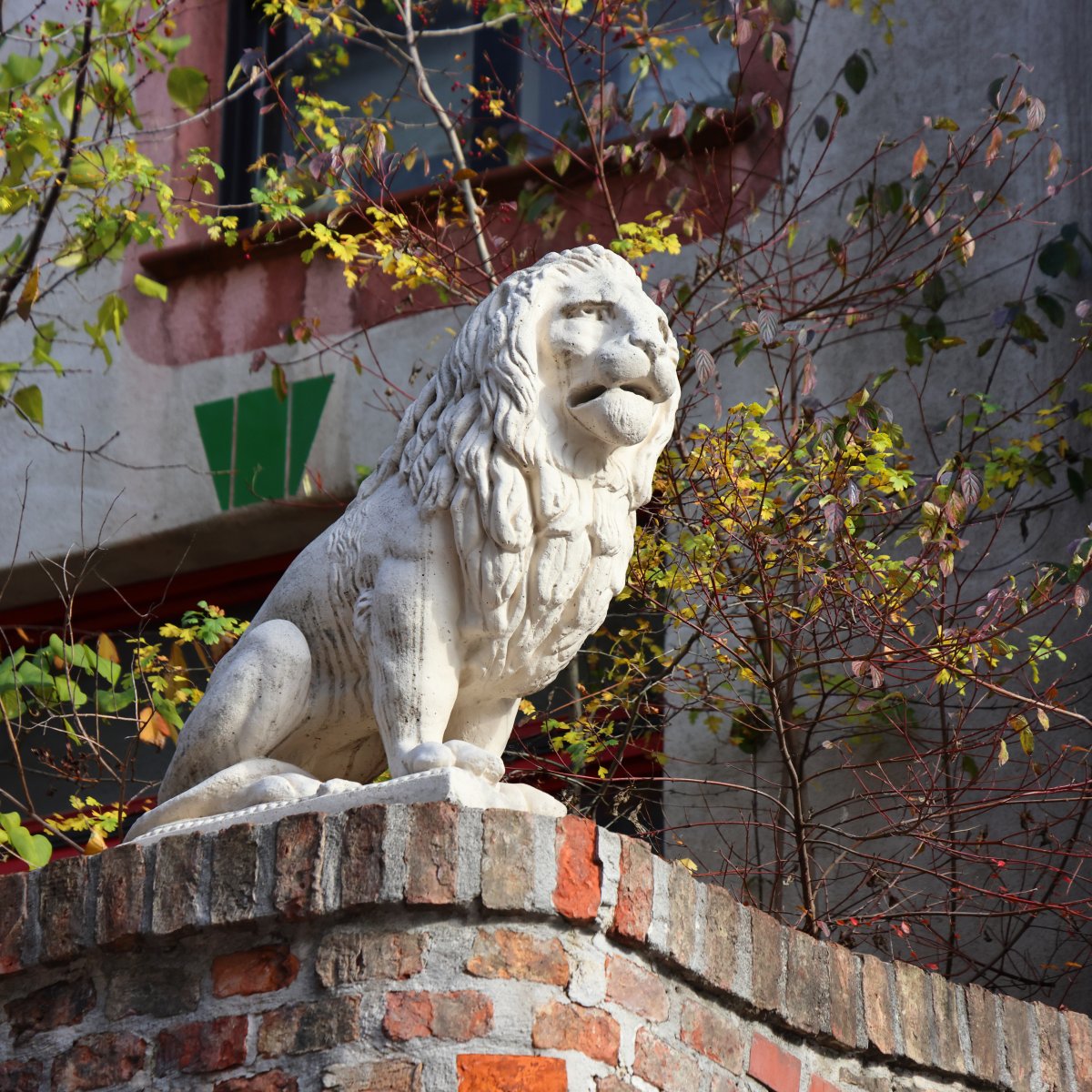Hundertwasserhaus - Lion statue